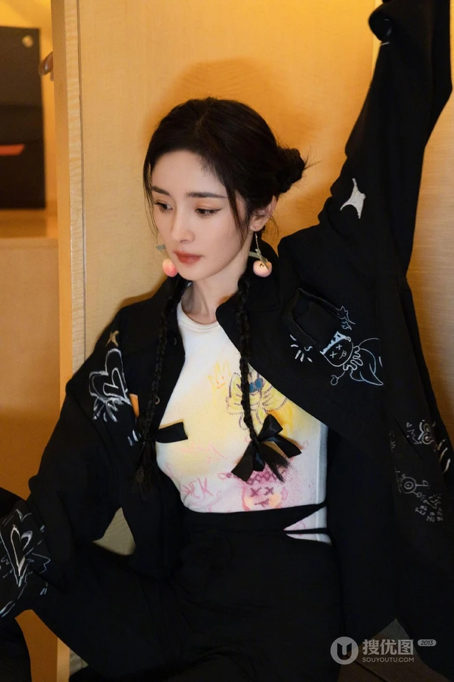 杨幂黑白配酷酷穿搭显匀称身材写真图片