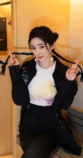杨幂黑白配酷酷穿搭显匀称身材写真图片