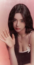 女生杨超越气质黑色小肩带唯美室内写真照
