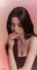 女生杨超越气质黑色小肩带唯美室内写真照