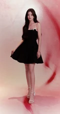 女生杨超越气质黑色小肩带唯美室内写真照