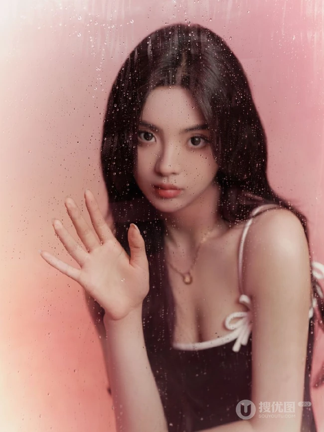 女生杨超越气质黑色小肩带唯美室内写真照