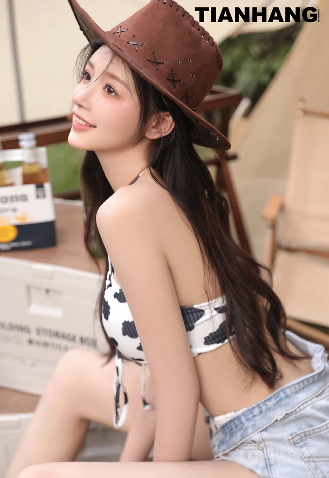 身形匀称匀称身形女生小姐姐气质肩带家居服牛仔裤穿搭户外写真套图