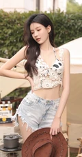 身形匀称匀称身形女生小姐姐气质肩带家居服牛仔裤穿搭户外写真套图