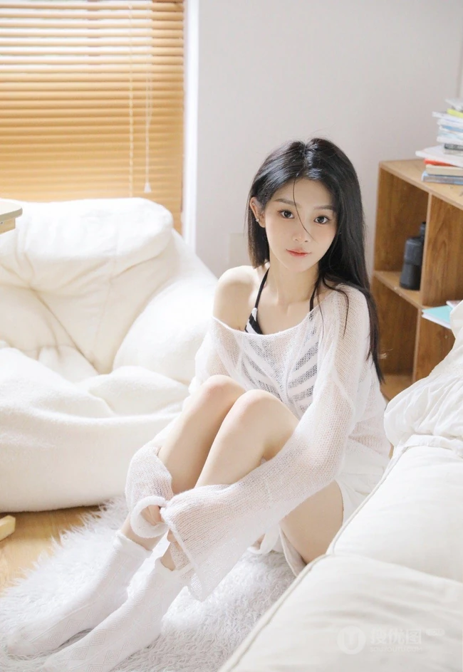 奶油风的家，温暖又舒心，清纯长发女生小姐姐着白衣短裤高清室内照