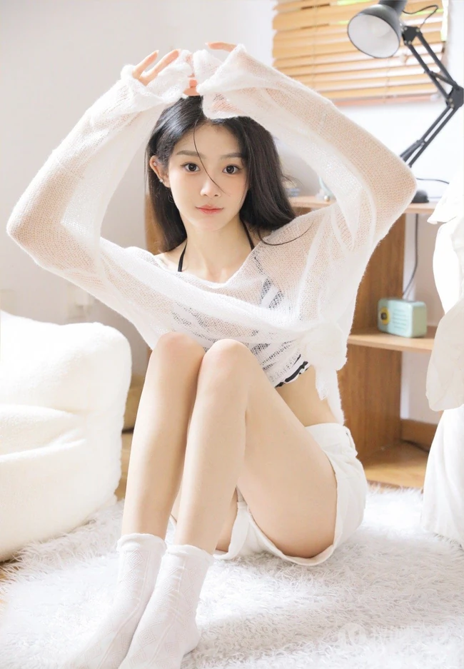 奶油风的家，温暖又舒心，清纯长发女生小姐姐着白衣短裤高清室内照