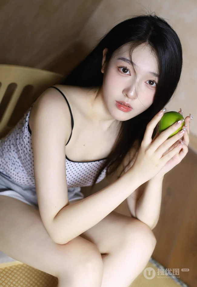 超好看女生小姐姐气质紧身肩带波点小背心短裤居家美照