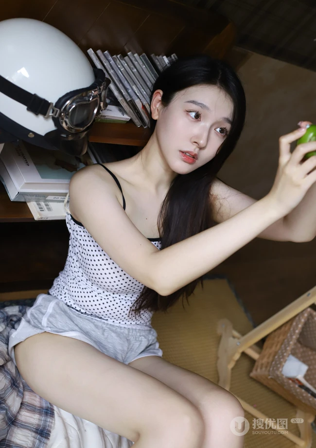 超好看女生小姐姐气质紧身肩带波点小背心短裤居家美照