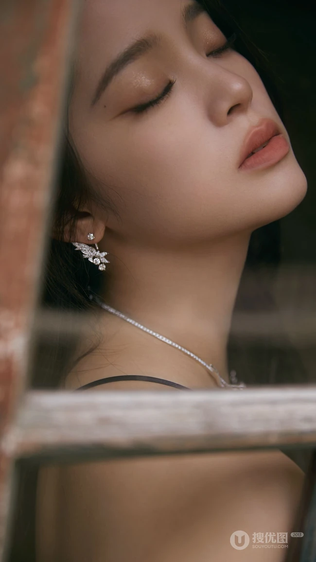 欧阳娜娜性感完美侧身侧颜妩媚动人手机壁纸图片