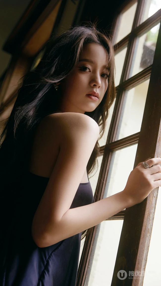 欧阳娜娜性感完美侧身侧颜妩媚动人手机壁纸图片