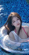 泳池里的微胖型可爱泳装女生动人美照