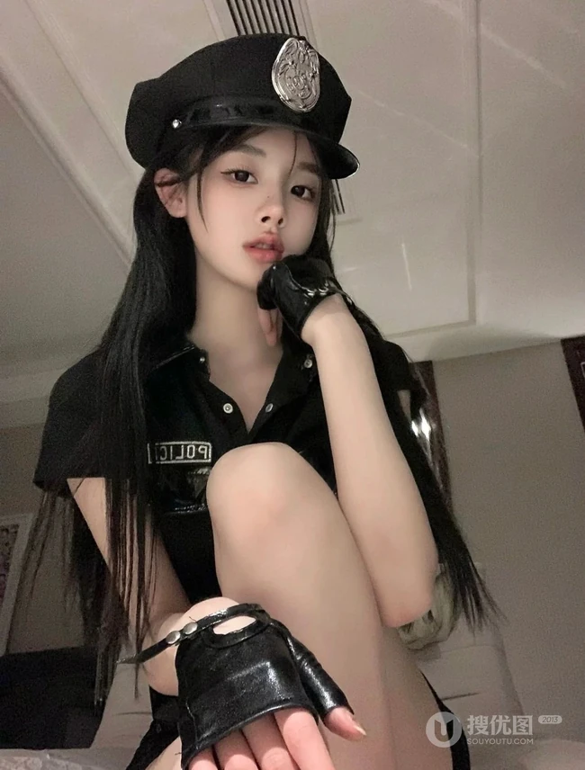 超高颜值长发精选少女动人cos制服装私人美照