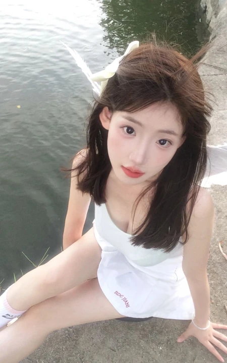 水库边的气质白裙女孩街拍随拍美照