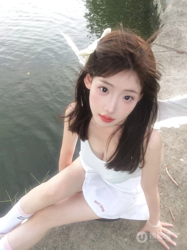 水库边的气质白裙女孩街拍随拍美照