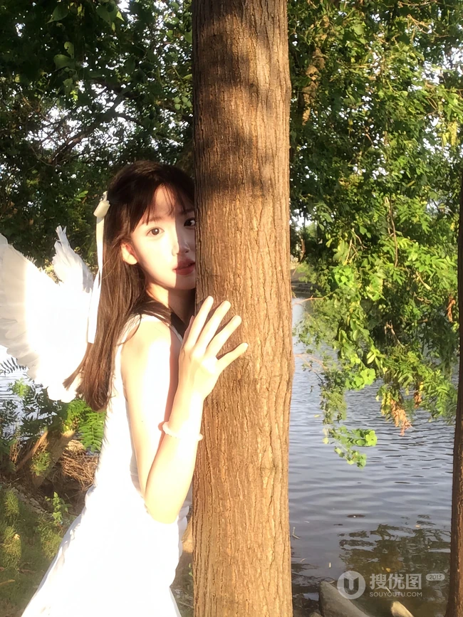 水库边的气质白裙女孩街拍随拍美照
