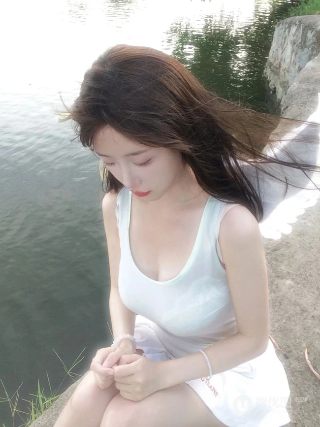 水库边的气质白裙女孩街拍随拍美照