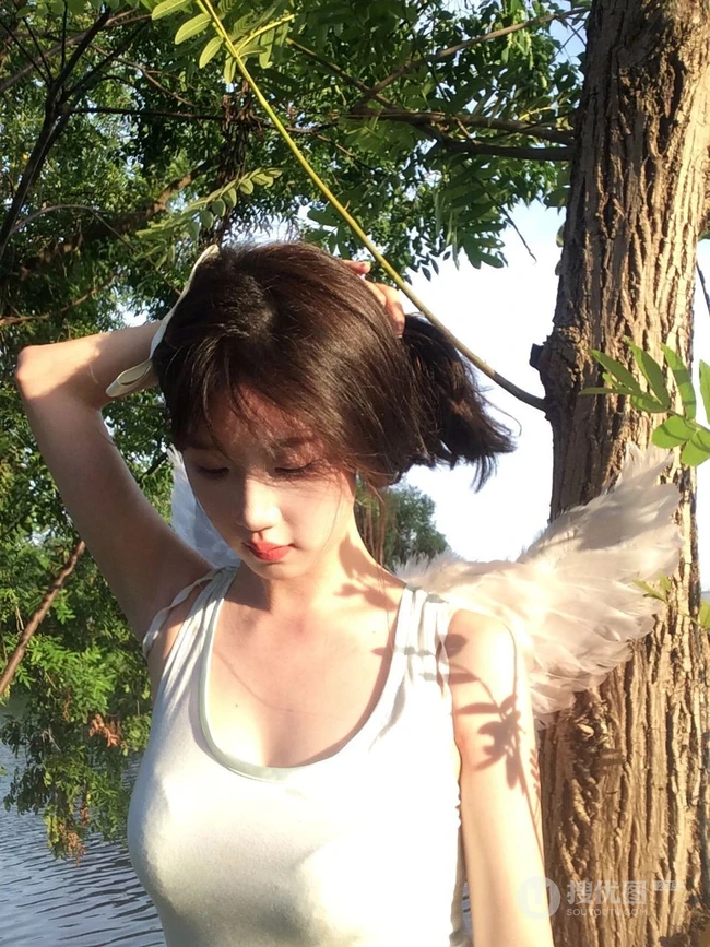 水库边的气质白裙女孩街拍随拍美照