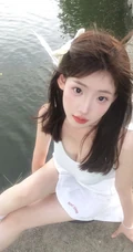 水库边的气质白裙女孩街拍随拍美照
