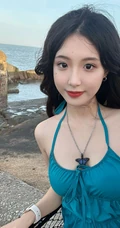 海边游玩的气质匀称肩带裙白皙女生美拍照片分享