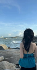 海边游玩的气质匀称肩带裙白皙女生美拍照片分享