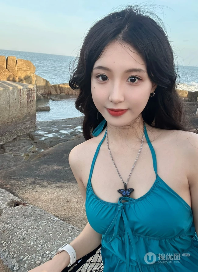 海边游玩的气质匀称肩带裙白皙女生美拍照片分享