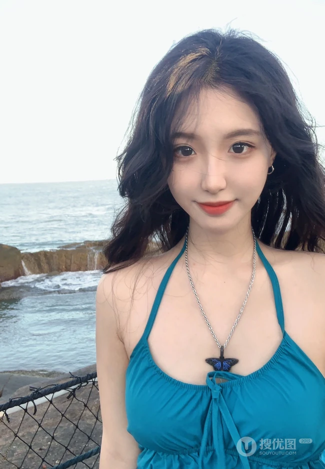 海边游玩的气质匀称肩带裙白皙女生美拍照片分享