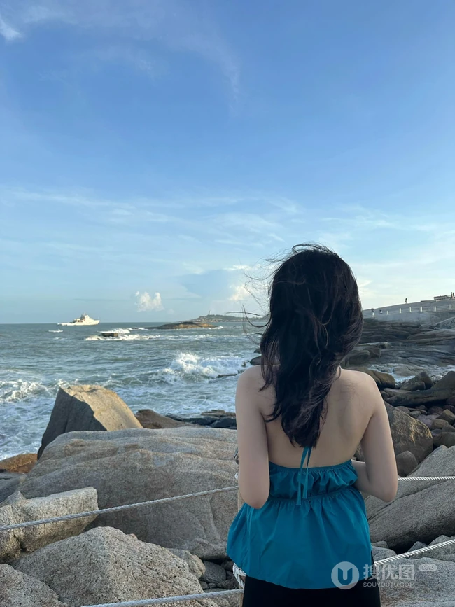 海边游玩的气质匀称肩带裙白皙女生美拍照片分享