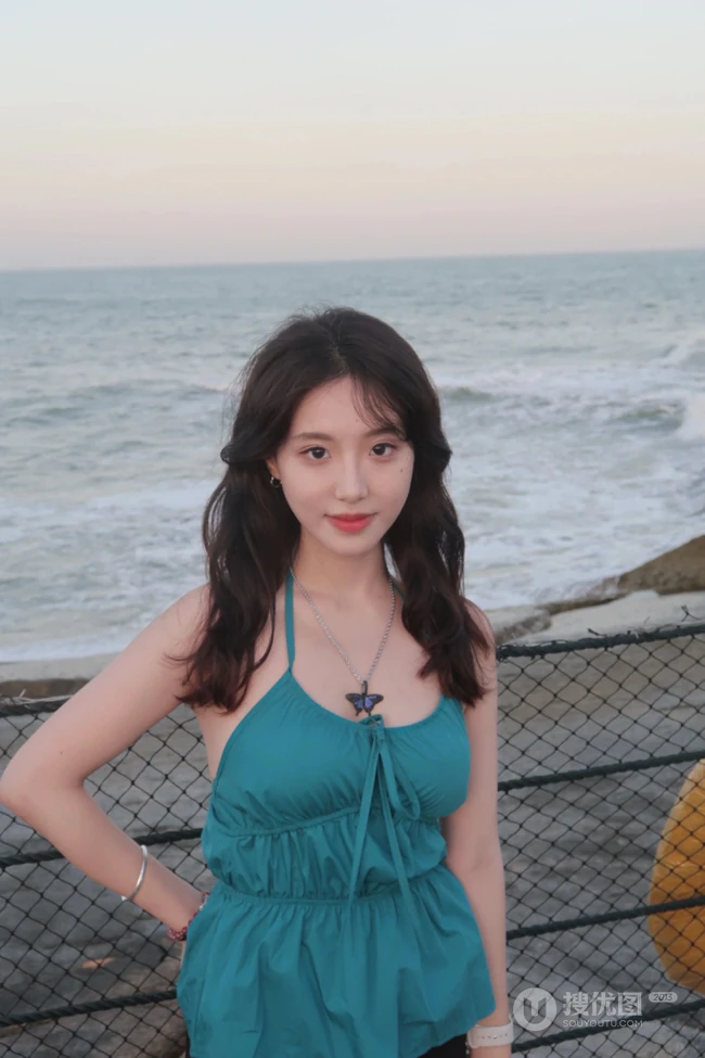 海边游玩的气质匀称肩带裙白皙女生美拍照片分享