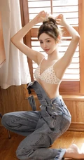 高颜值气质可爱丸子头少女肩带连体牛仔裤家居服高清室内图片