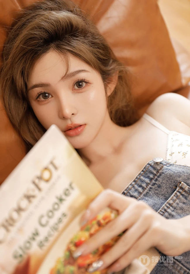 高颜值气质可爱丸子头少女肩带连体牛仔裤家居服高清室内图片