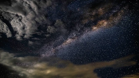 夜晚点点繁星和乌云