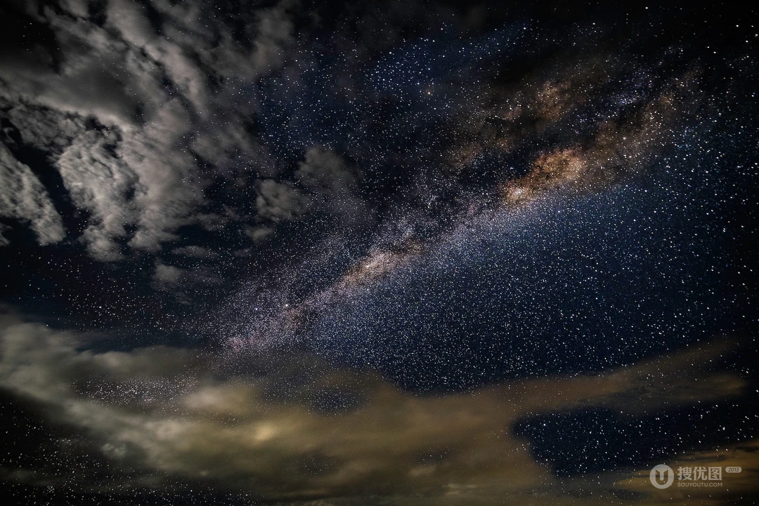 夜晚点点繁星和乌云