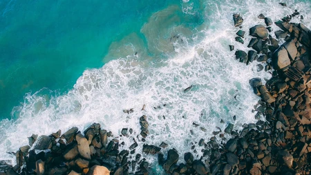 蔚蓝的海岸，礁石，浪花，大海高清壁纸图片
