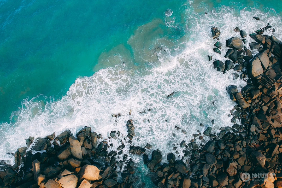 蔚蓝的海岸，礁石，浪花，大海高清壁纸图片