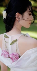 精致女人刘诗诗气质时尚露背白裙户外写真美照