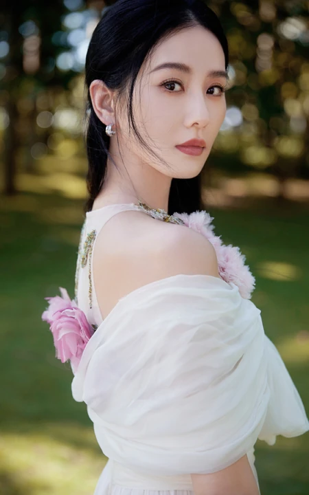 精致女人刘诗诗气质时尚露背白裙户外写真美照