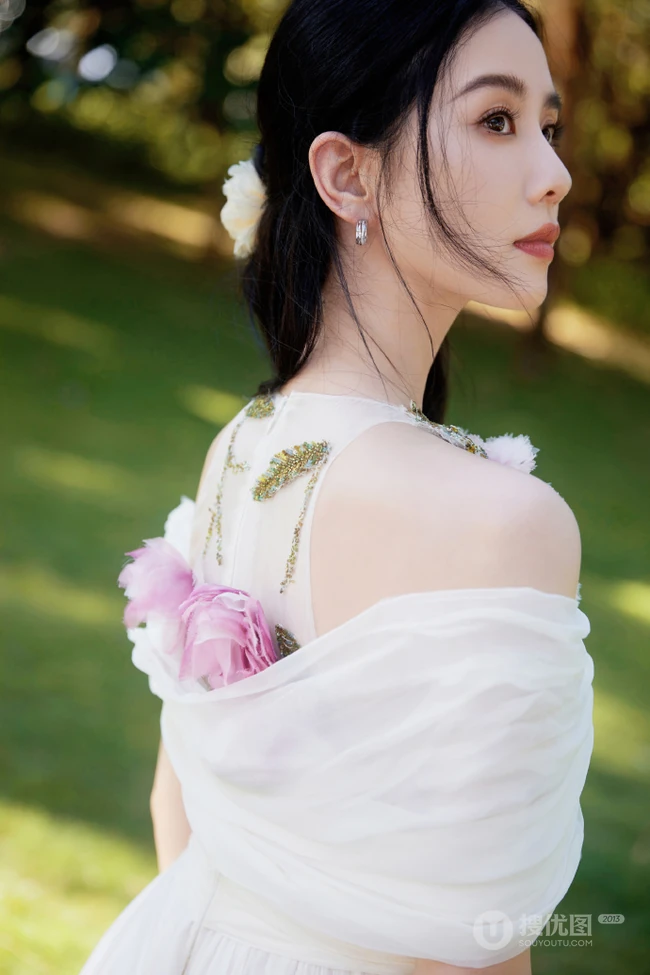 精致女人刘诗诗气质时尚露背白裙户外写真美照