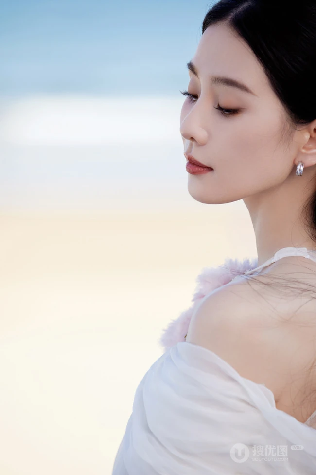 精致女人刘诗诗气质时尚露背白裙户外写真美照
