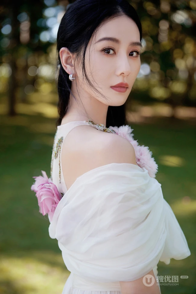 精致女人刘诗诗气质时尚露背白裙户外写真美照