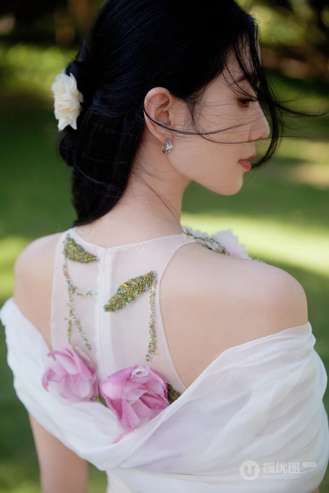 精致女人刘诗诗气质时尚露背白裙户外写真美照