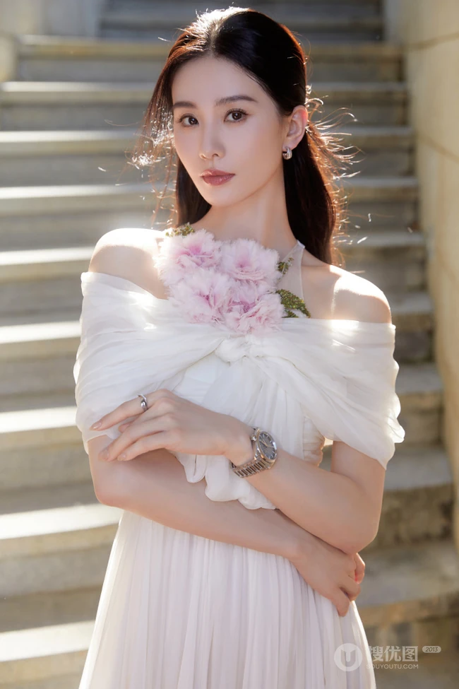 精致女人刘诗诗气质时尚露背白裙户外写真美照
