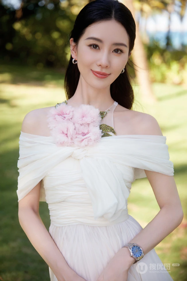 精致女人刘诗诗气质时尚露背白裙户外写真美照