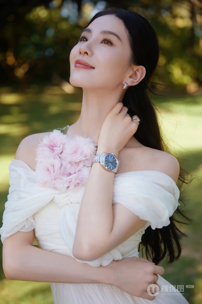 精致女人刘诗诗气质时尚露背白裙户外写真美照