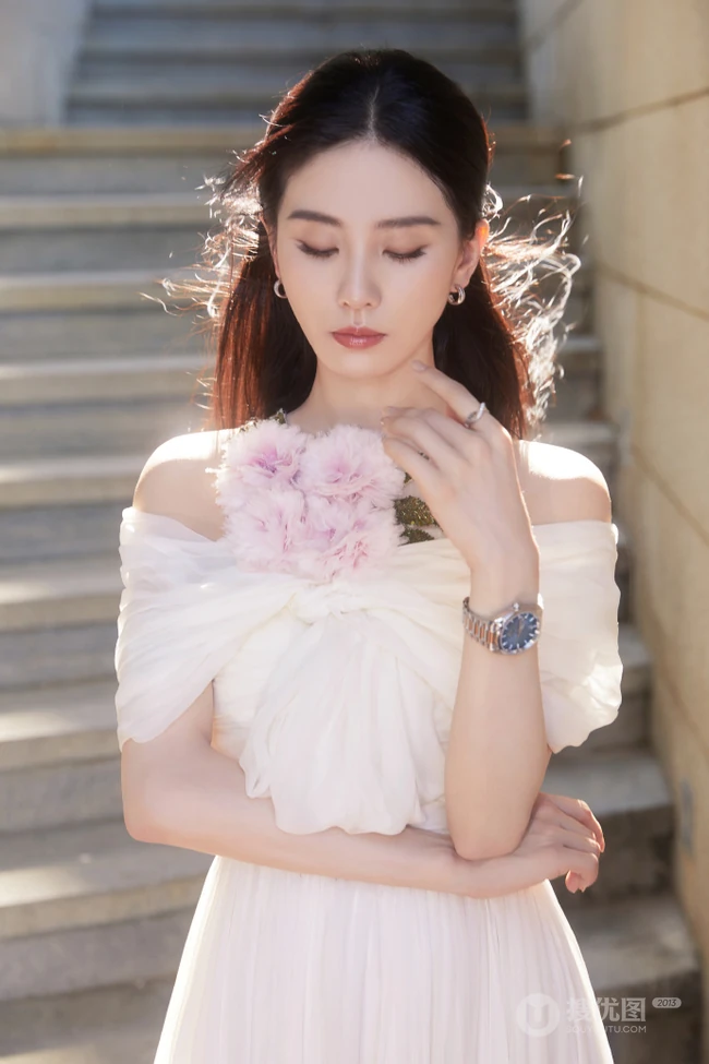 精致女人刘诗诗气质时尚露背白裙户外写真美照