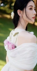 精致女人刘诗诗气质时尚露背白裙户外写真美照