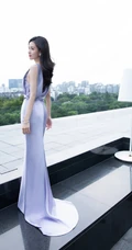 女生陈都灵席地长裙穿着展婀娜身材户外广场写真图片