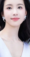 女生陈都灵席地长裙穿着展婀娜身材户外广场写真图片