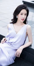 女生陈都灵席地长裙穿着展婀娜身材户外广场写真图片