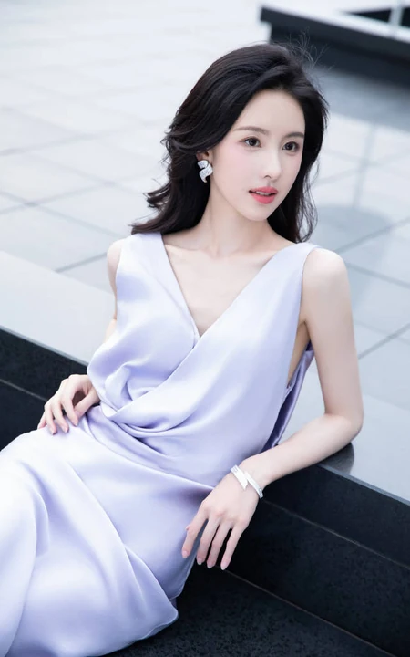 女生陈都灵席地长裙穿着展婀娜身材户外广场写真图片