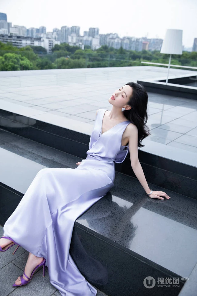 女生陈都灵席地长裙穿着展婀娜身材户外广场写真图片